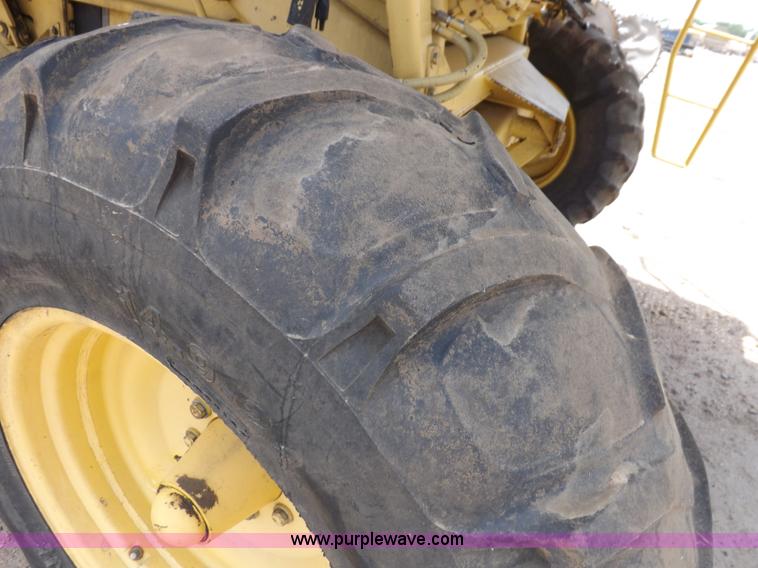 image for item J7000 1998 New Holland TR98 combine