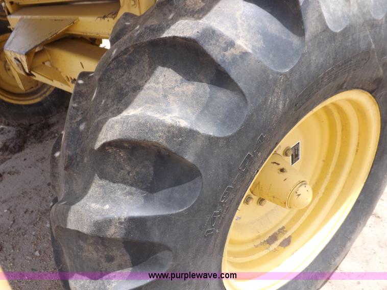 image for item J7000 1998 New Holland TR98 combine