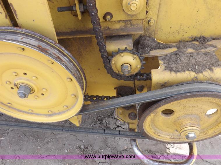 image for item J7000 1998 New Holland TR98 combine