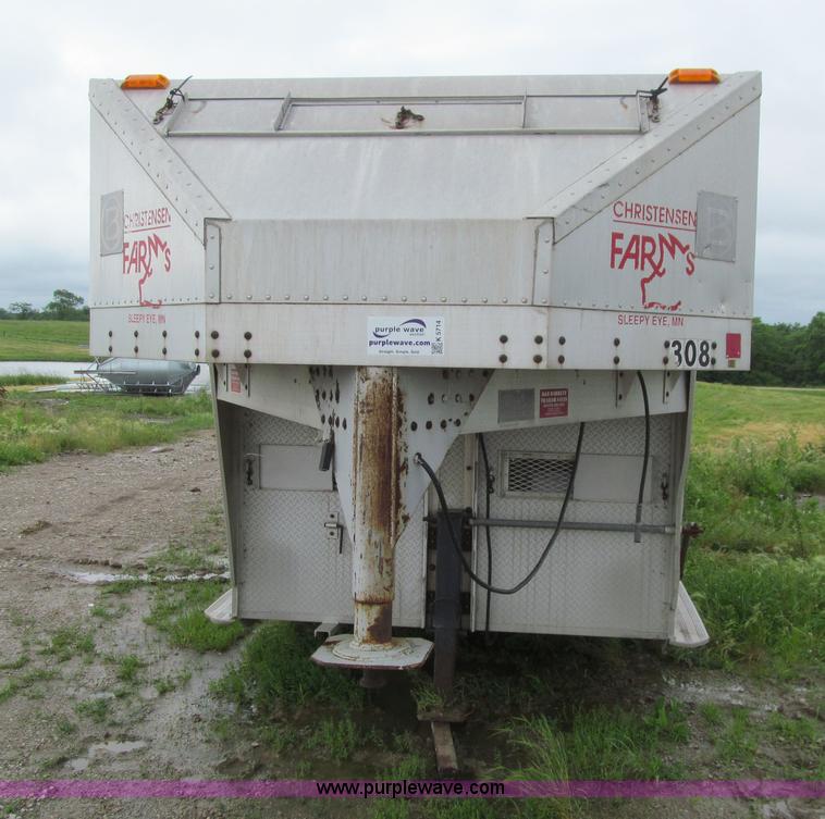 image for item K5714 1991 Barrett gooseneck livestock trailer