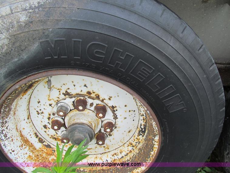 image for item K5714 1991 Barrett gooseneck livestock trailer