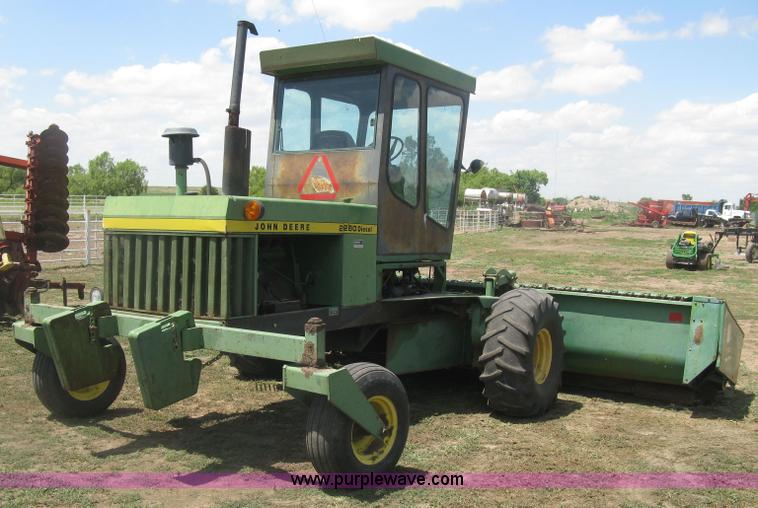 image for item K8662 1982 John Deere 2280 self-propelled windrower