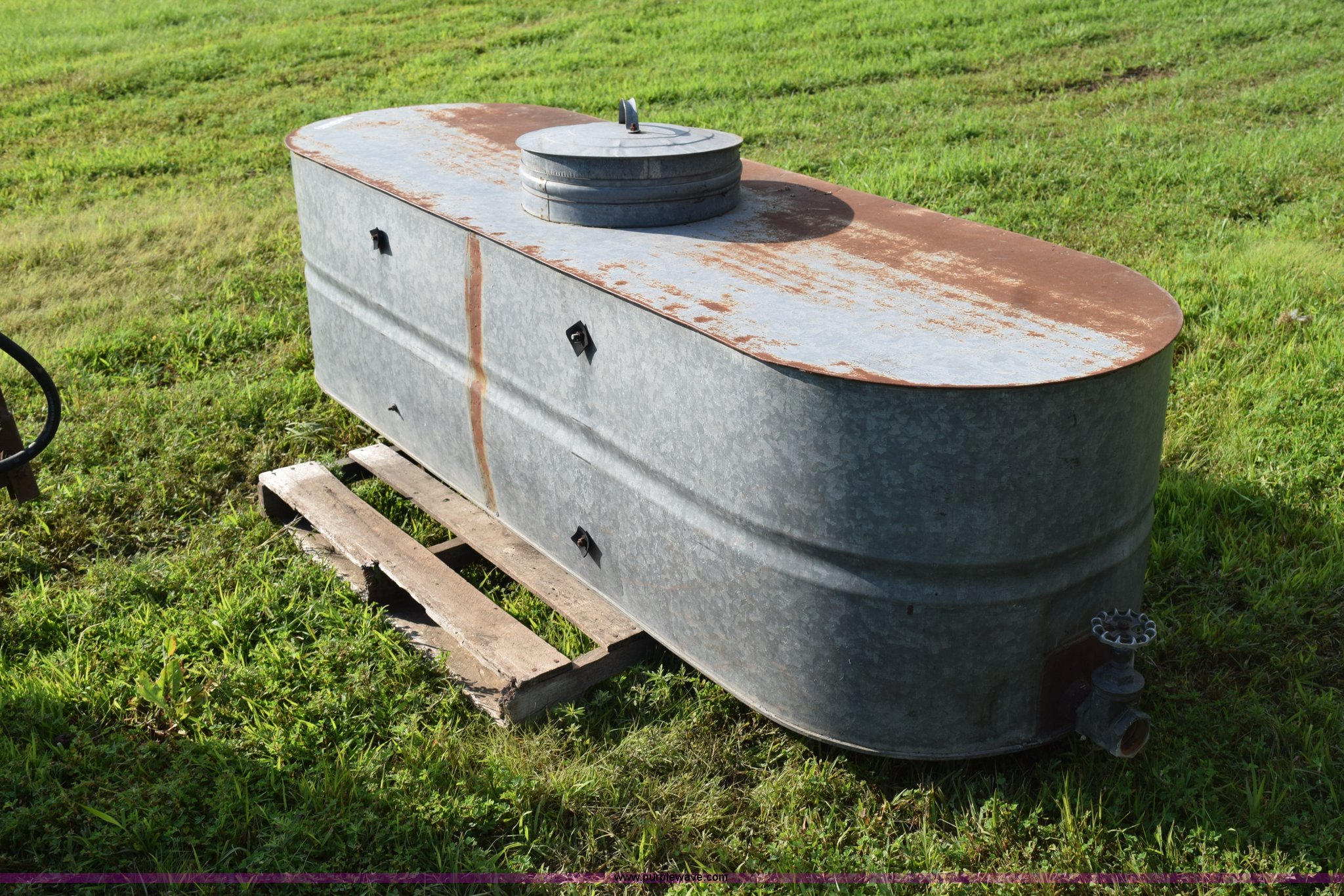 8' water transfer tank in Blue Rapids, KS Item BG9753 sold Purple Wave