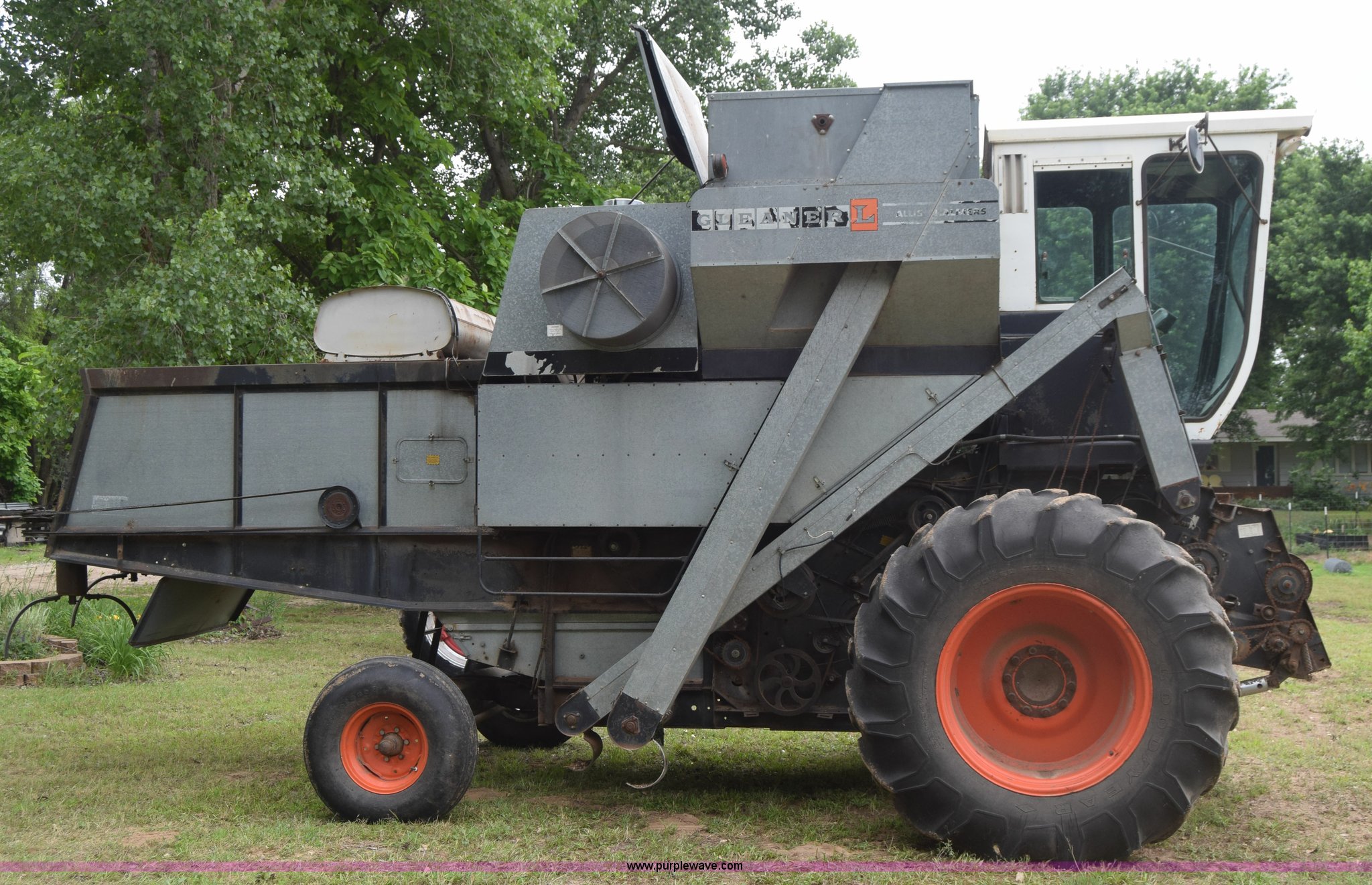 1974 Gleaner L combine in Buhler, KS Item J6560 sold Purple Wave