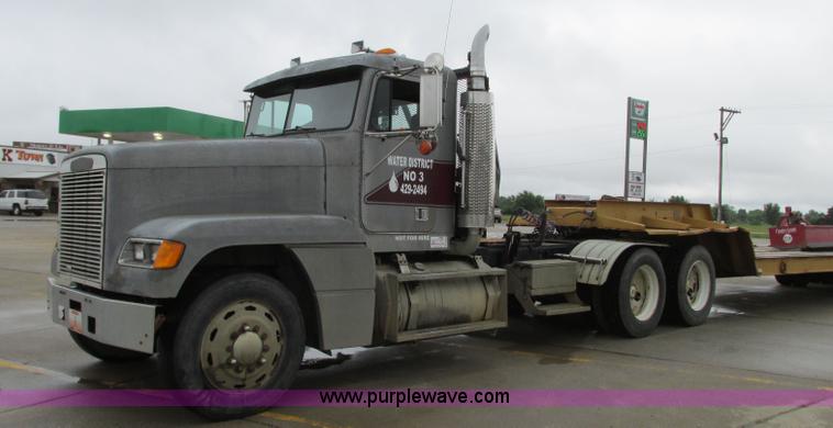image for item B2986 1990 Freightliner FLD semi truck