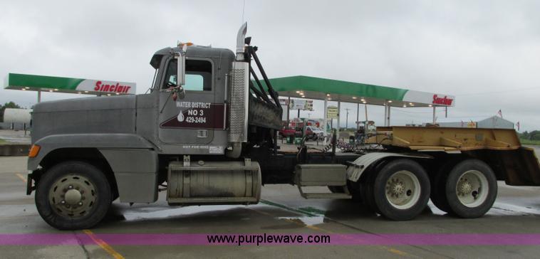 image for item B2986 1990 Freightliner FLD semi truck