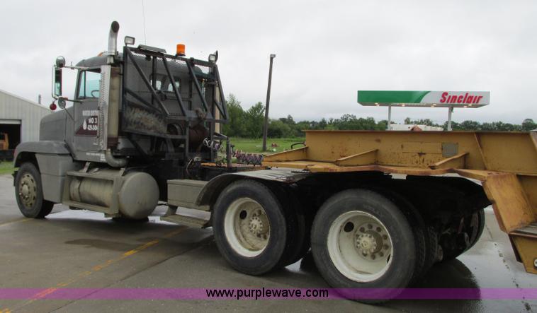 image for item B2986 1990 Freightliner FLD semi truck