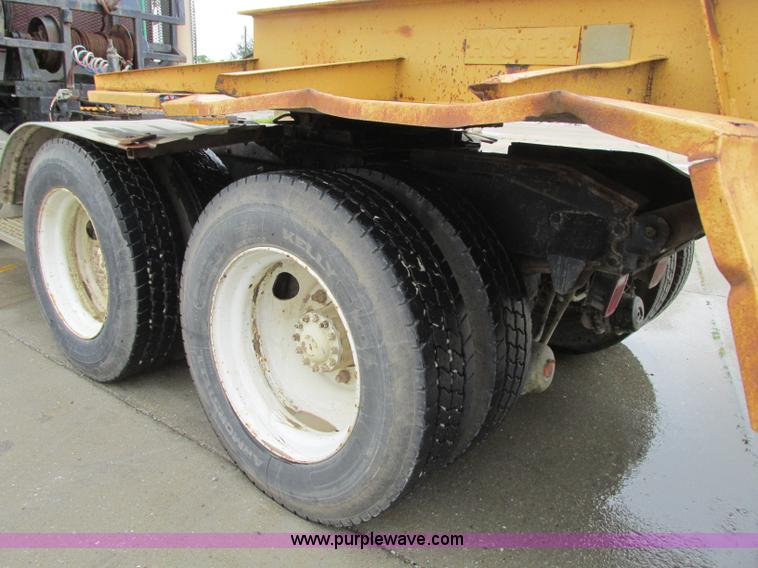 image for item B2986 1990 Freightliner FLD semi truck