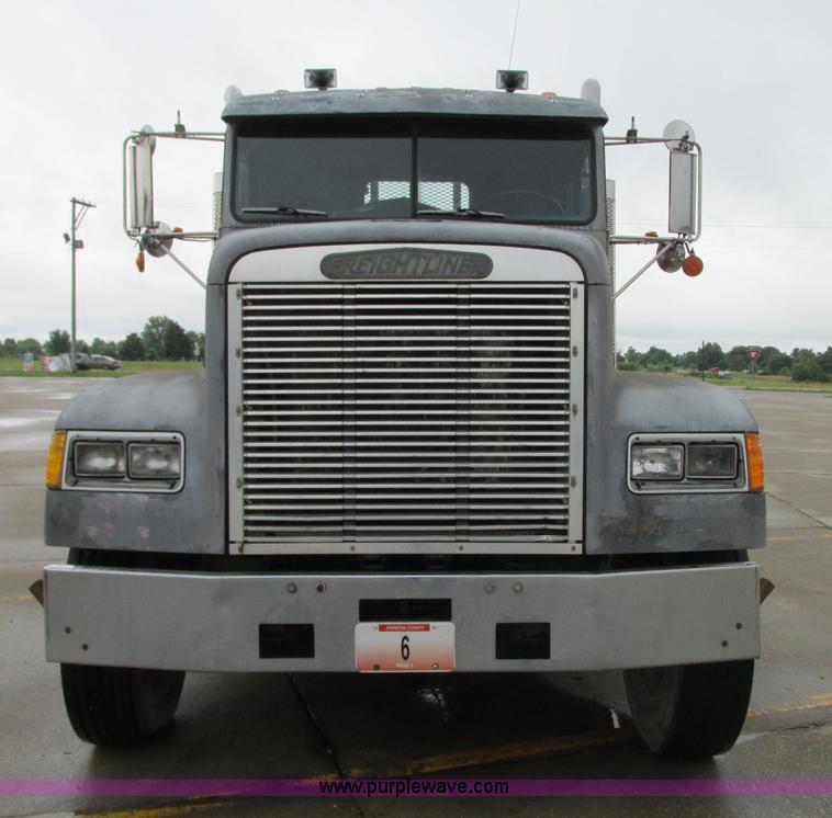 image for item B2986 1990 Freightliner FLD semi truck
