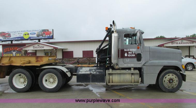 image for item B2986 1990 Freightliner FLD semi truck
