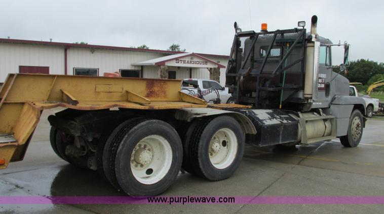 image for item B2986 1990 Freightliner FLD semi truck
