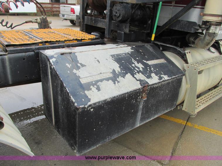 image for item B2986 1990 Freightliner FLD semi truck