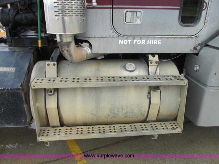 image for item B2986 1990 Freightliner FLD semi truck