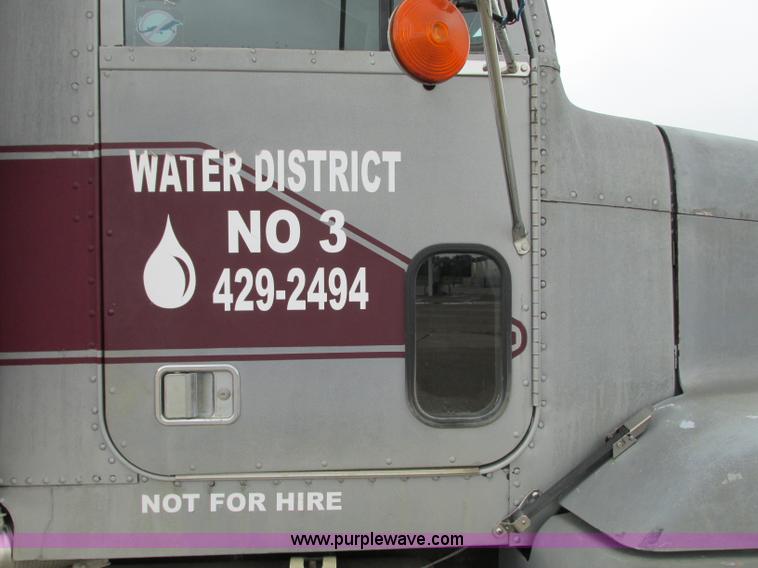 image for item B2986 1990 Freightliner FLD semi truck