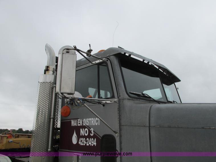 image for item B2986 1990 Freightliner FLD semi truck