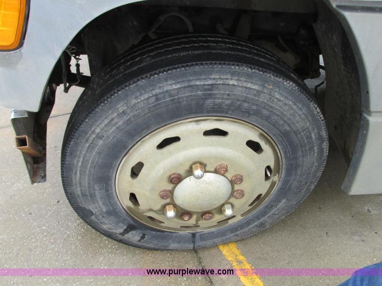 image for item B2986 1990 Freightliner FLD semi truck