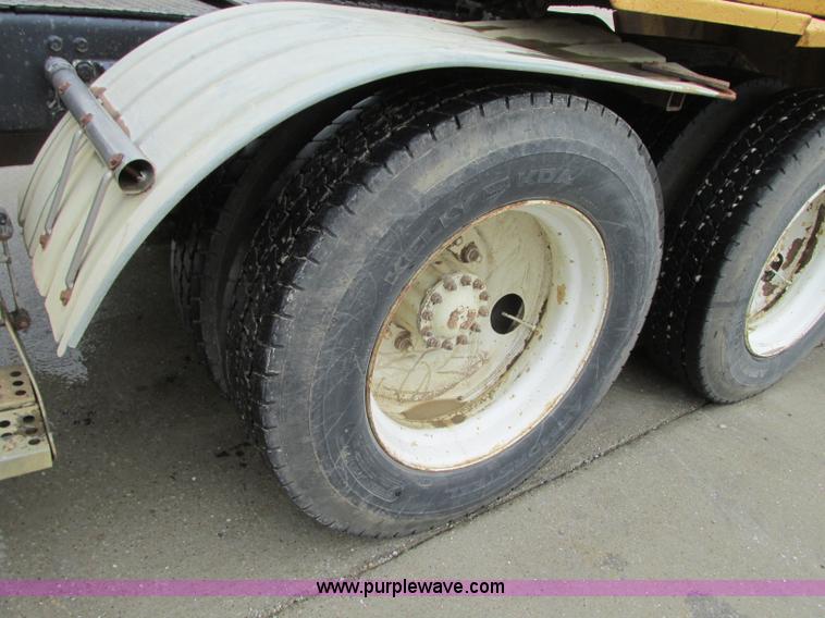 image for item B2986 1990 Freightliner FLD semi truck