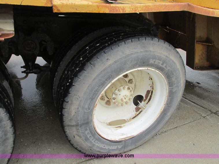 image for item B2986 1990 Freightliner FLD semi truck