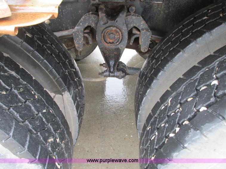 image for item B2986 1990 Freightliner FLD semi truck