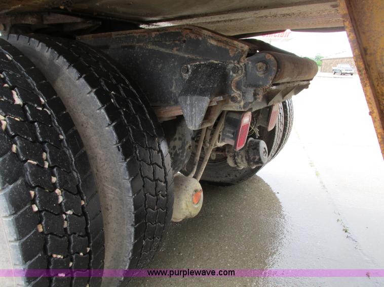 image for item B2986 1990 Freightliner FLD semi truck