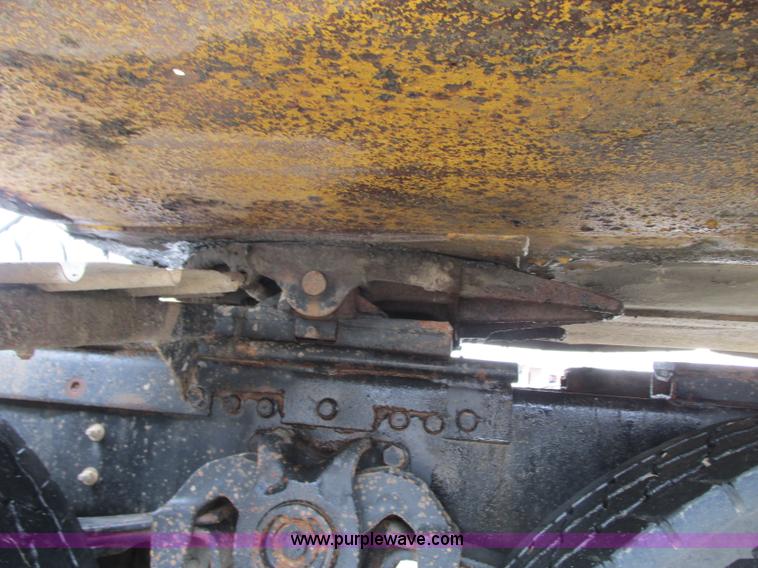 image for item B2986 1990 Freightliner FLD semi truck