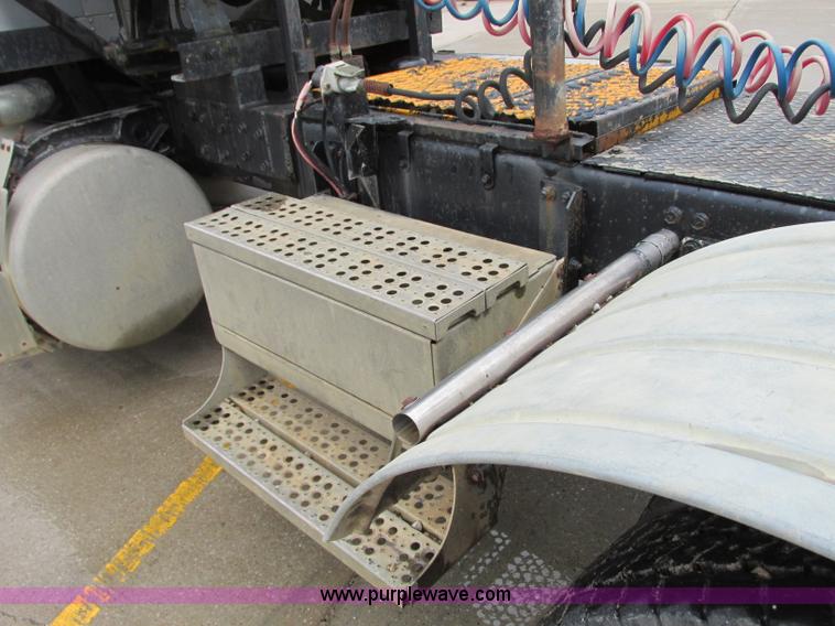 image for item B2986 1990 Freightliner FLD semi truck