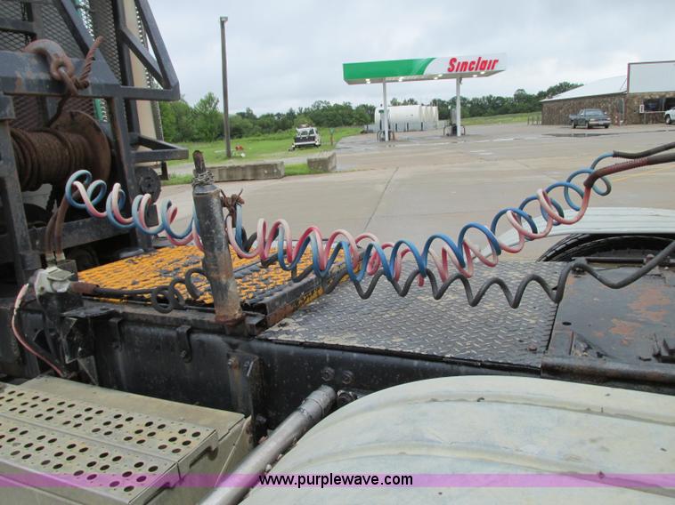 image for item B2986 1990 Freightliner FLD semi truck