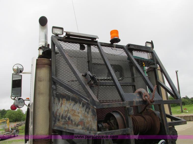 image for item B2986 1990 Freightliner FLD semi truck