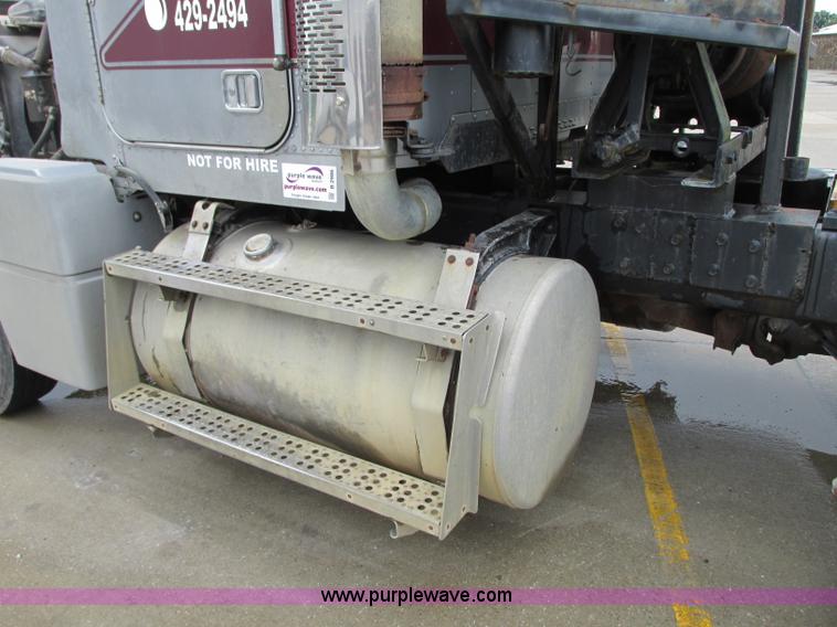 image for item B2986 1990 Freightliner FLD semi truck