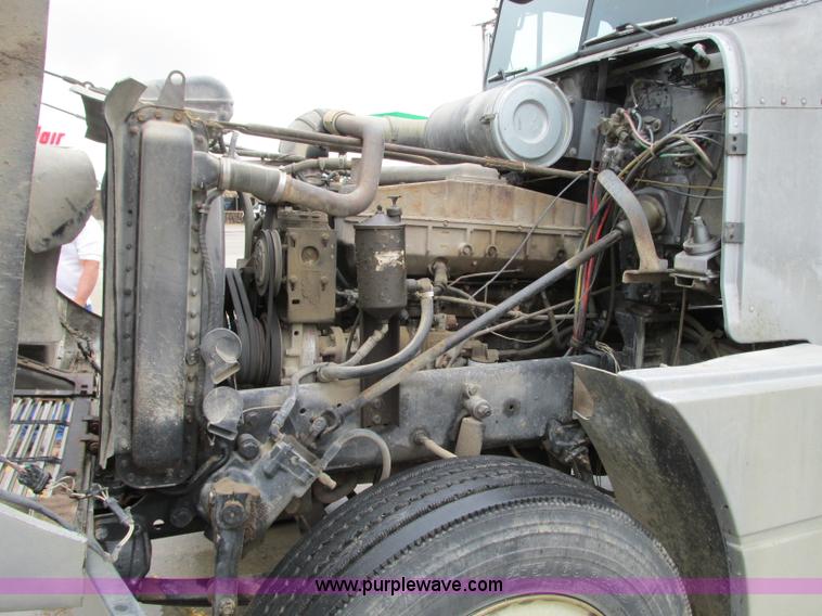 image for item B2986 1990 Freightliner FLD semi truck