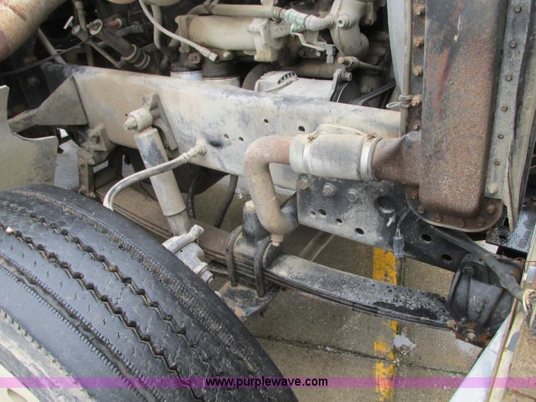 image for item B2986 1990 Freightliner FLD semi truck