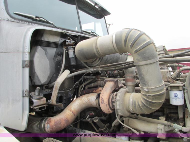 image for item B2986 1990 Freightliner FLD semi truck