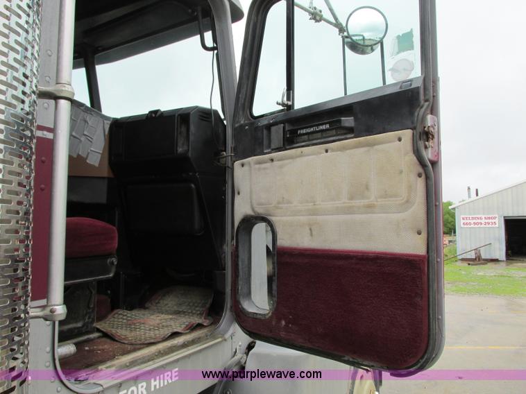 image for item B2986 1990 Freightliner FLD semi truck