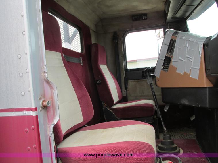 image for item B2986 1990 Freightliner FLD semi truck