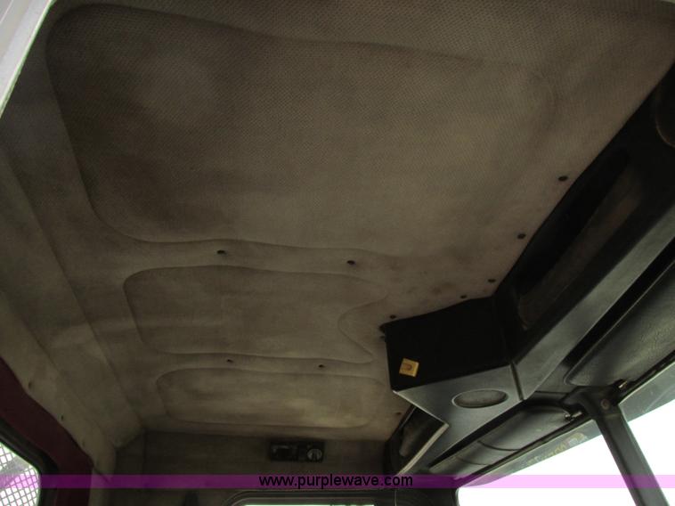 image for item B2986 1990 Freightliner FLD semi truck