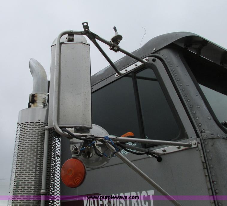 image for item B2986 1990 Freightliner FLD semi truck