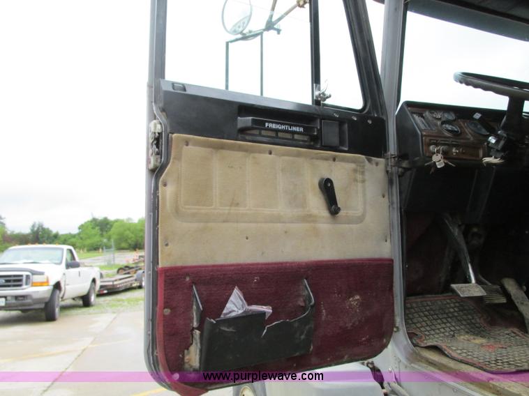 image for item B2986 1990 Freightliner FLD semi truck