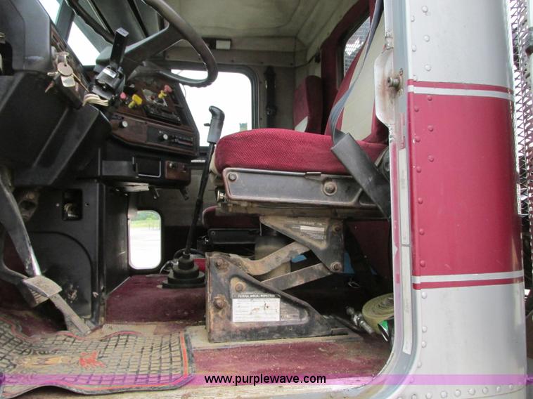 image for item B2986 1990 Freightliner FLD semi truck
