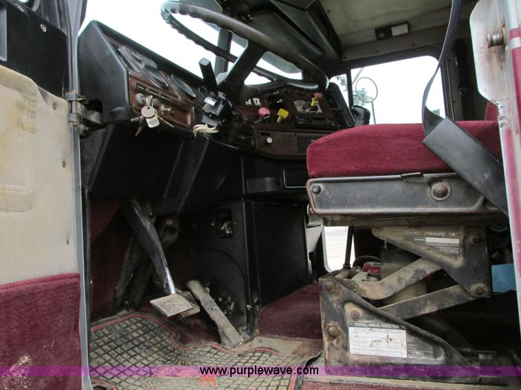image for item B2986 1990 Freightliner FLD semi truck