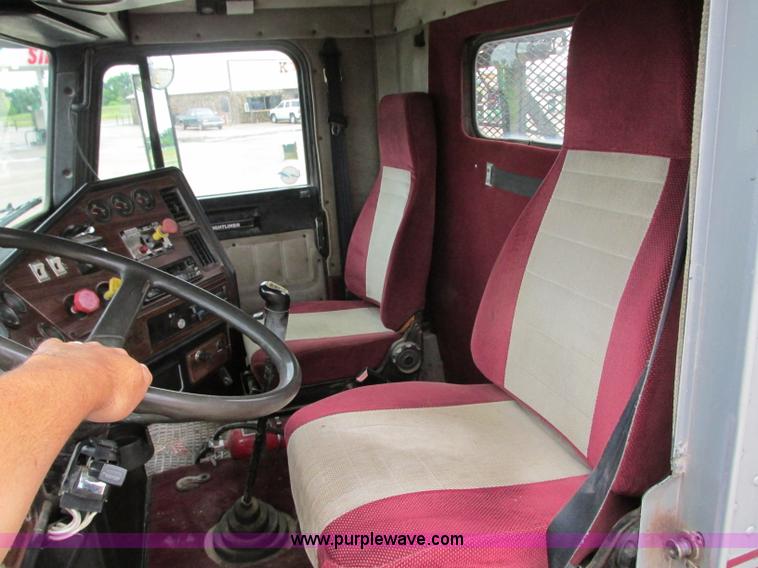 image for item B2986 1990 Freightliner FLD semi truck