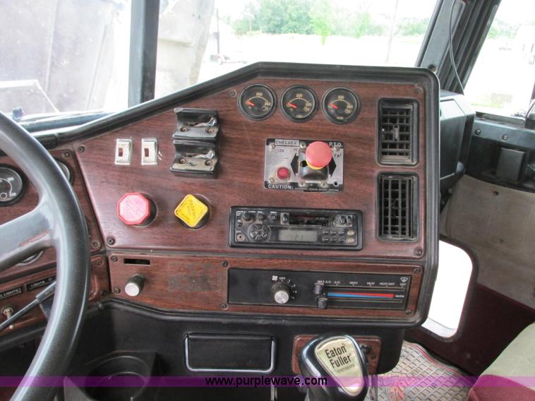 image for item B2986 1990 Freightliner FLD semi truck