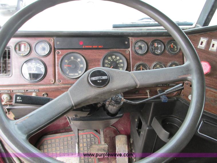 image for item B2986 1990 Freightliner FLD semi truck