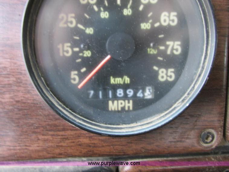 image for item B2986 1990 Freightliner FLD semi truck