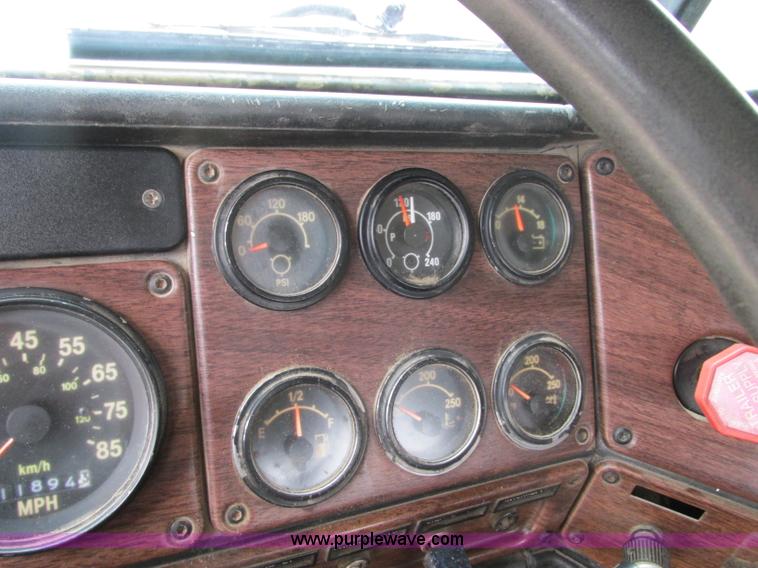 image for item B2986 1990 Freightliner FLD semi truck