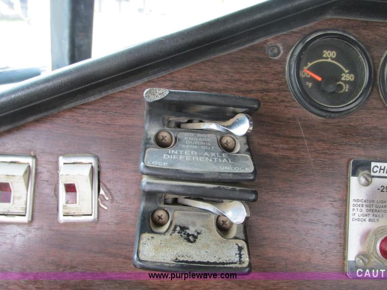 image for item B2986 1990 Freightliner FLD semi truck