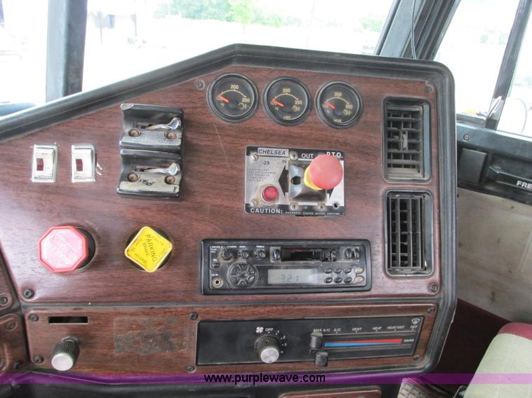 image for item B2986 1990 Freightliner FLD semi truck