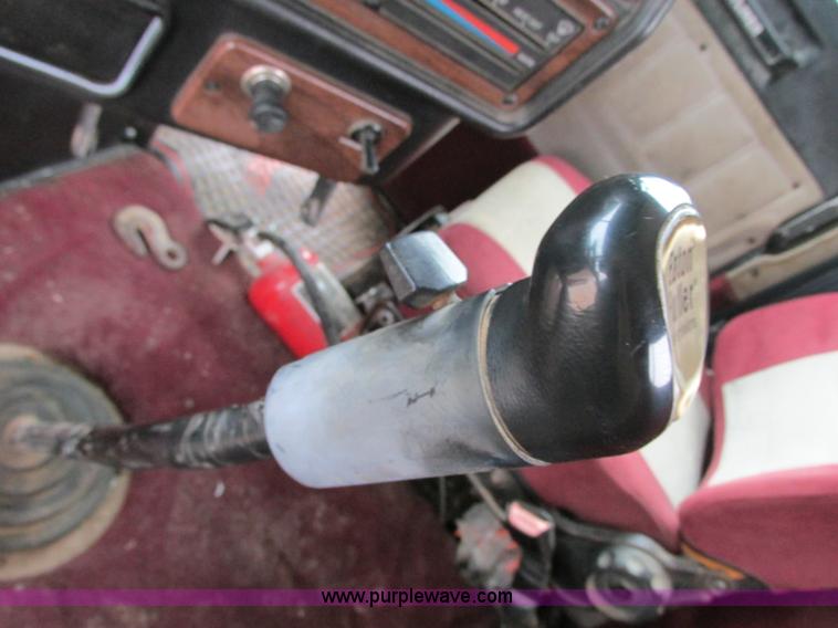 image for item B2986 1990 Freightliner FLD semi truck