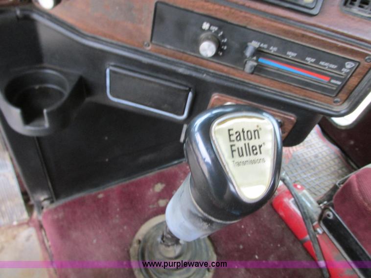 image for item B2986 1990 Freightliner FLD semi truck