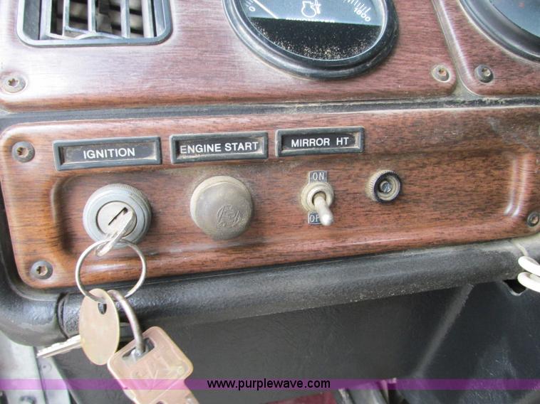 image for item B2986 1990 Freightliner FLD semi truck