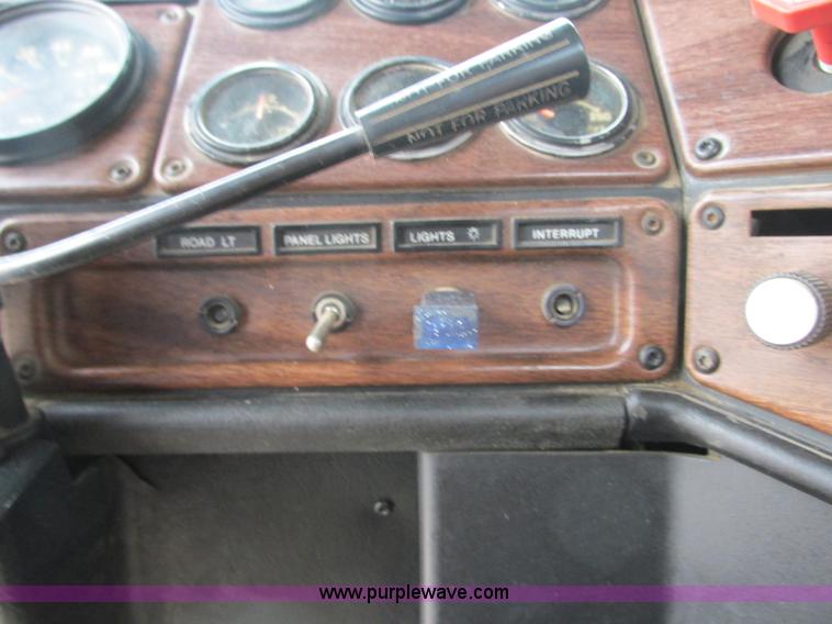 image for item B2986 1990 Freightliner FLD semi truck